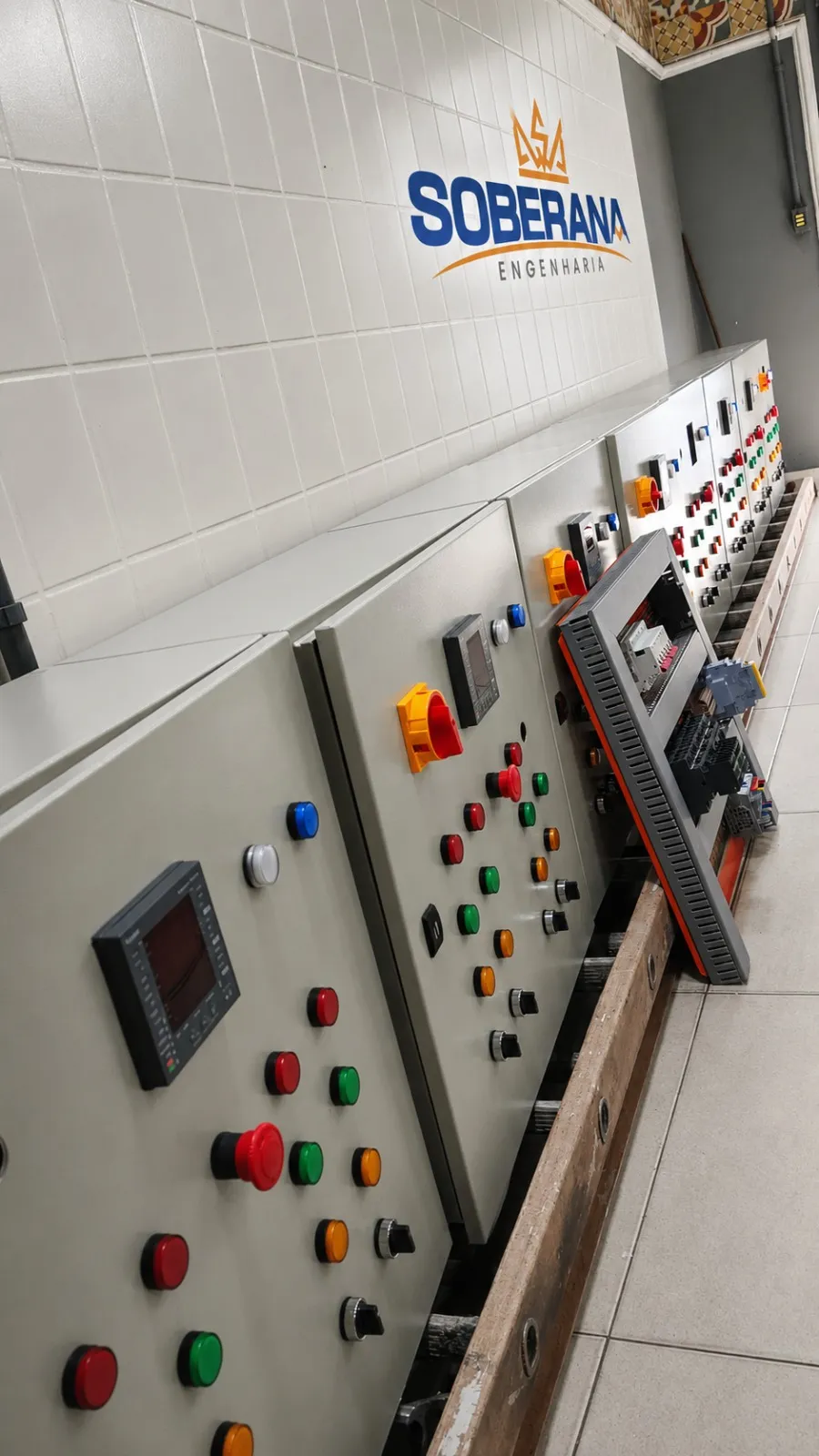 Montagem de quadros e painéis elétricos